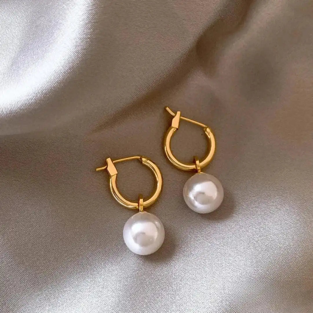 Sophisticated Earrings Featuring Gold and White Pearls