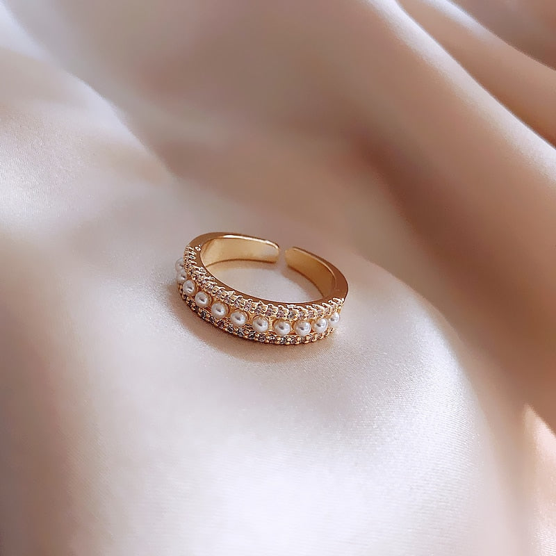 Sophisticated Gold and Pearl Ring