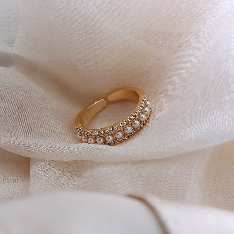 Sophisticated Gold and Pearl Ring