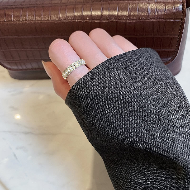 Sophisticated Gold and Pearl Ring