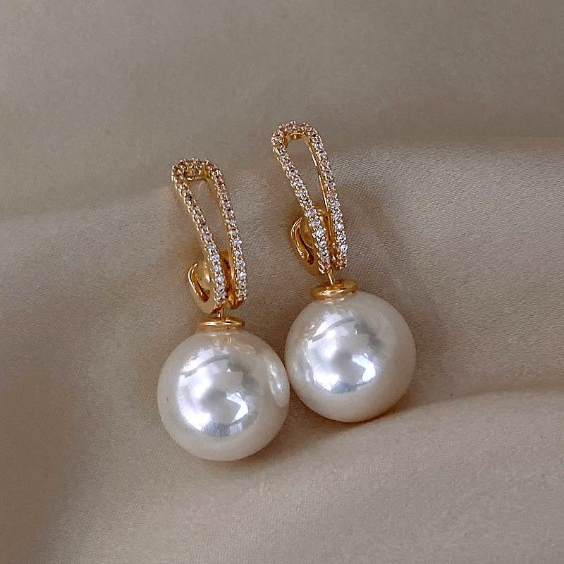 Elegant Pearl Earrings Embellished with Zirconia Details