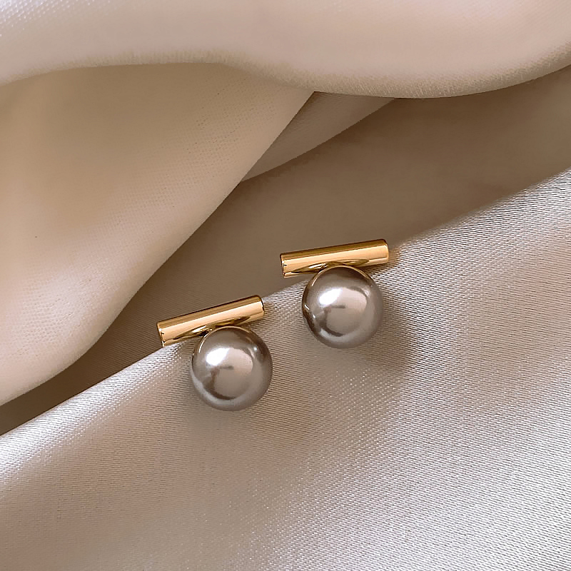 Elegant Gold Earrings Featuring Dark Pearl Highlights