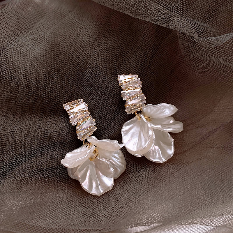 Elegant White Floral Earrings with Golden Highlights