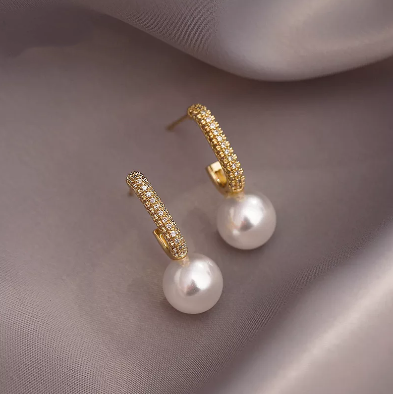 Elegant Luminous Golden Pearl Earrings