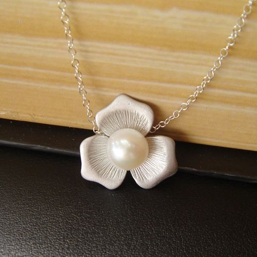 Elegant White Pearl Floral Pendant Necklace