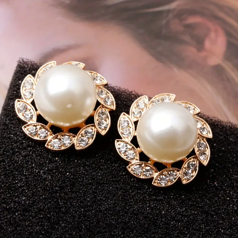 Sophisticated Pearl Earrings with Gleaming Leaf Accents