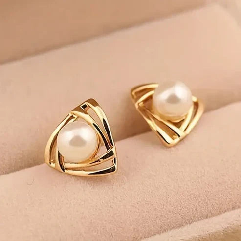 Sophisticated Gold Earrings Adorned with Pearls